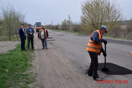 У селі Клітчин проводять ямковий ремонт на дорозі Житомир-Левків
