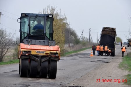 У селі Клітчин проводять ямковий ремонт на дорозі Житомир-Левків