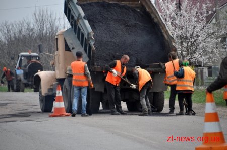 У селі Клітчин проводять ямковий ремонт на дорозі Житомир-Левків