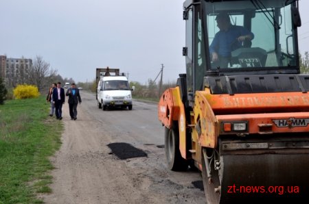 У селі Клітчин проводять ямковий ремонт на дорозі Житомир-Левків