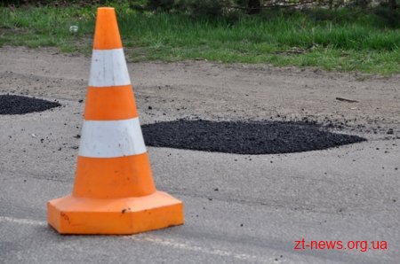 У селі Клітчин проводять ямковий ремонт на дорозі Житомир-Левків