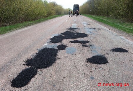 На Житомирщині проводять ямкові ремонти доріг