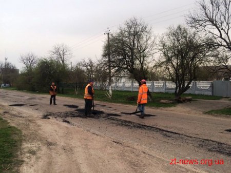 На Житомирщині проводять ямкові ремонти доріг