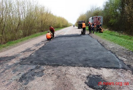 На Житомирщині проводять ямкові ремонти доріг