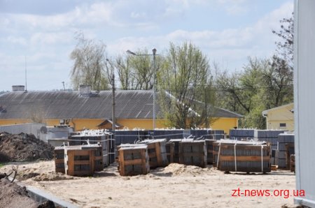 На стадіоні «Полісся» завершили будівельні роботи у тренерській та готують майданчик під палі