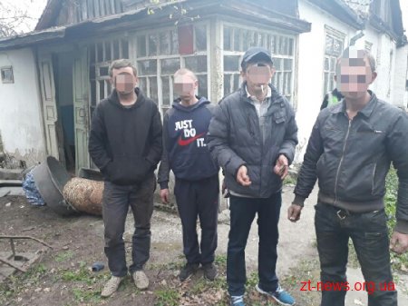 У Коростені поліцейські охорони затримали 4 молодиків, які спокусилися на хатнє добро