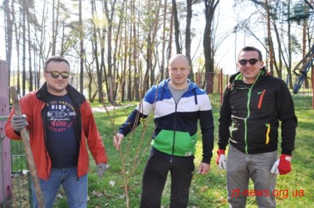 Працівники ОДА висадили алею з ялинок та бузку у Гідропарку