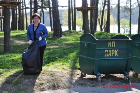 Працівники ОДА висадили алею з ялинок та бузку у Гідропарку