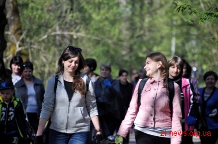 Працівники ОДА висадили алею з ялинок та бузку у Гідропарку