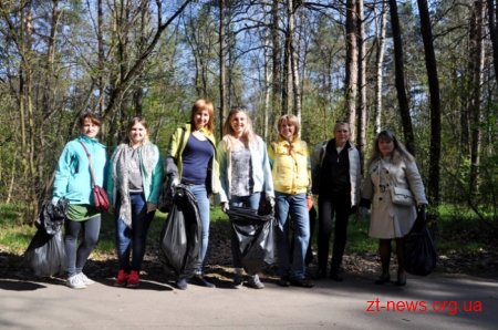 Працівники ОДА висадили алею з ялинок та бузку у Гідропарку