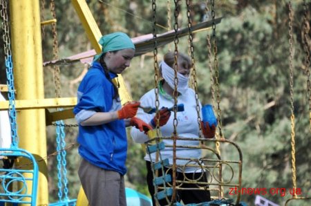 Працівники ОДА висадили алею з ялинок та бузку у Гідропарку