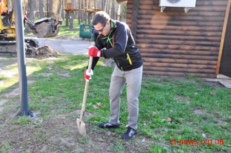 Працівники ОДА висадили алею з ялинок та бузку у Гідропарку
