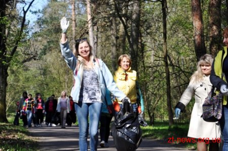 Працівники ОДА висадили алею з ялинок та бузку у Гідропарку