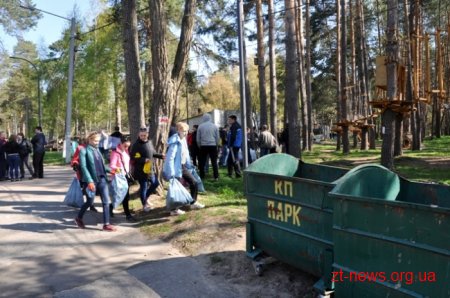 Працівники ОДА висадили алею з ялинок та бузку у Гідропарку