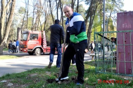 Працівники ОДА висадили алею з ялинок та бузку у Гідропарку