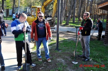 Працівники ОДА висадили алею з ялинок та бузку у Гідропарку