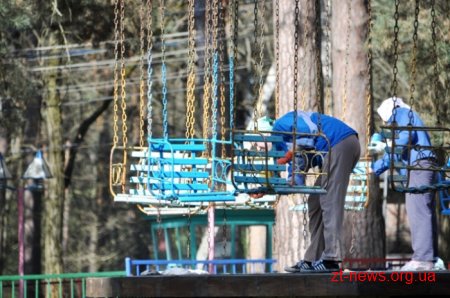 Працівники ОДА висадили алею з ялинок та бузку у Гідропарку