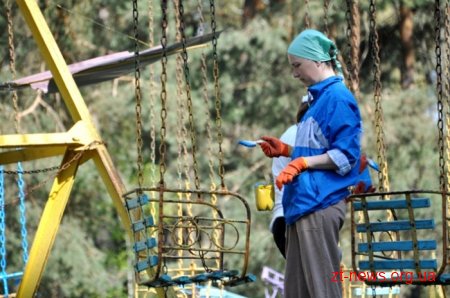 Працівники ОДА висадили алею з ялинок та бузку у Гідропарку