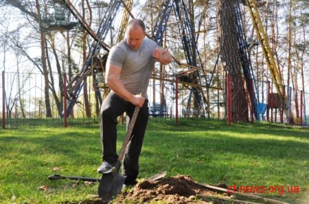 Працівники ОДА висадили алею з ялинок та бузку у Гідропарку