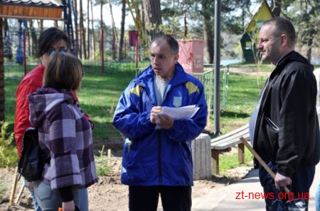 Працівники ОДА висадили алею з ялинок та бузку у Гідропарку