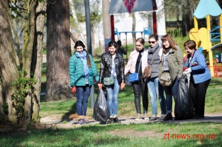 Працівники ОДА висадили алею з ялинок та бузку у Гідропарку