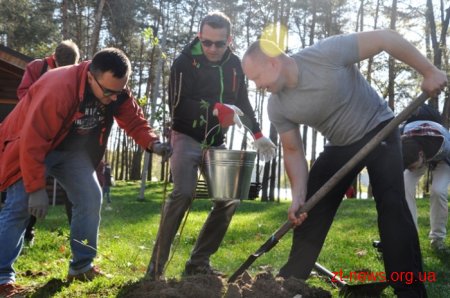 Працівники ОДА висадили алею з ялинок та бузку у Гідропарку