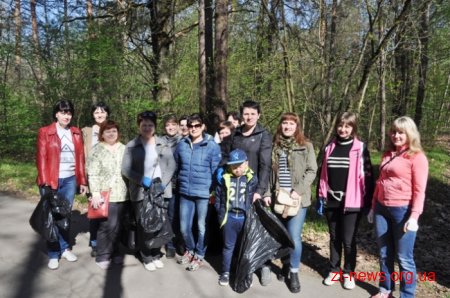 Працівники ОДА висадили алею з ялинок та бузку у Гідропарку