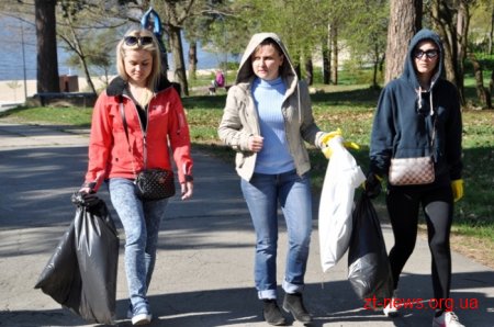 Працівники ОДА висадили алею з ялинок та бузку у Гідропарку