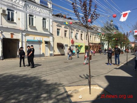 Посол Японії в Україні Сумі Шігекі відвідав алею сакур у Житомирі