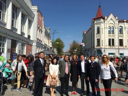 Посол Японії в Україні Сумі Шігекі відвідав алею сакур у Житомирі
