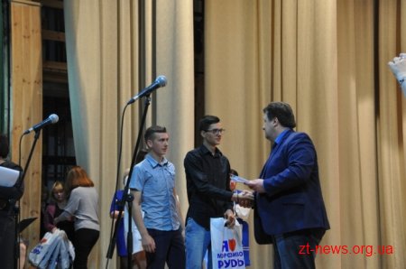 У Житомирі привітали 155 дітей-сиріт, які цього року стануть випускниками