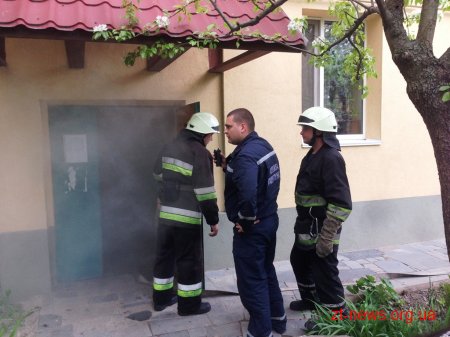 Житомирські вогнеборці вивели ледведихаючого чоловіка з задимленої кімнати