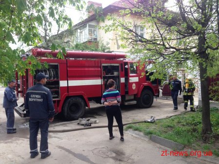 Житомирські вогнеборці вивели ледведихаючого чоловіка з задимленої кімнати