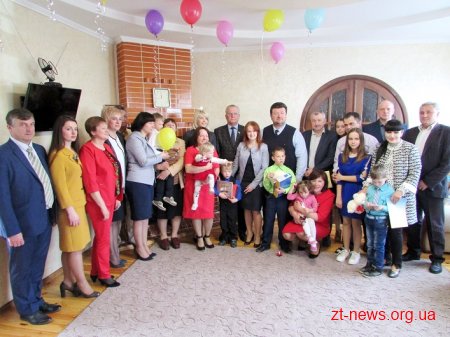 Родині з Новограда-Волинського, яка взяла на виховання 5 дітей, придбали будинок