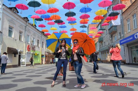 На Михайлівській з'явилась інсталяція «Парасольки просто неба»