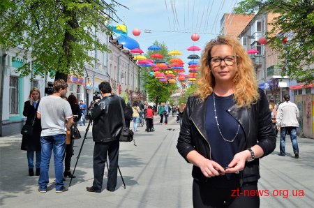 На Михайлівській з'явилась інсталяція «Парасольки просто неба»