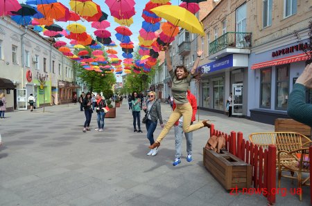На Михайлівській з'явилась інсталяція «Парасольки просто неба»