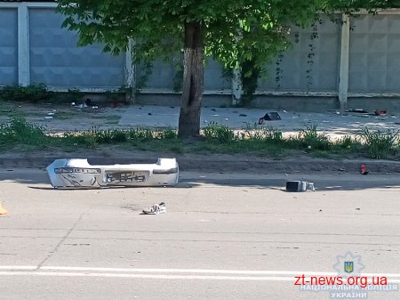 У Житомирі «Volkswagen Golf» влетів в стовп, а потім в бетонну огорожу