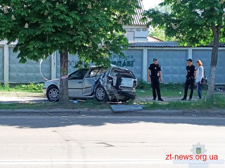 У Житомирі «Volkswagen Golf» влетів в стовп, а потім в бетонну огорожу