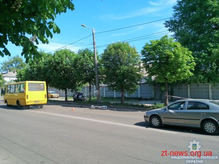 У Житомирі «Volkswagen Golf» влетів в стовп, а потім в бетонну огорожу