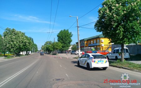 У Житомирі «Volkswagen Golf» влетів в стовп, а потім в бетонну огорожу