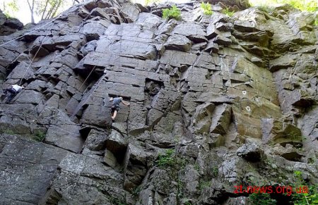 В лісі поблизу Житомира змагаються скелелази