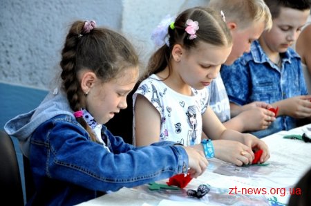 Для житомирян провели майстер-клас з виготовлення «квітки пам'яті»