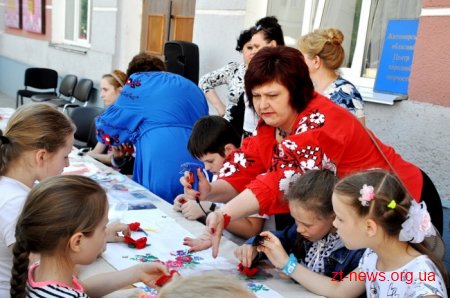 Для житомирян провели майстер-клас з виготовлення «квітки пам'яті»
