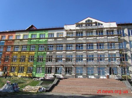 У Черняхівській гімназії вже замінили дах та завершують термосанацію фасаду