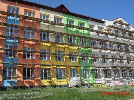 У Черняхівській гімназії вже замінили дах та завершують термосанацію фасаду