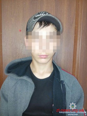 Правоохоронці затримали двох крадіїв, які вранці залізли до квартири через балкон