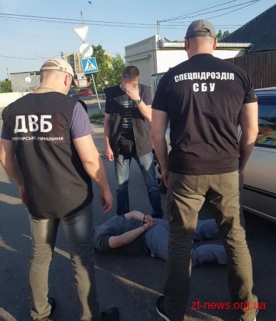На Житомирщині підполковник поліції отримував хабарі за безперешкодне транспортування лісопродукції