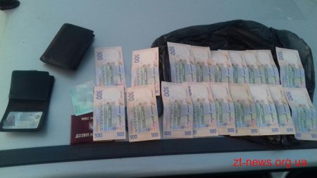 На Житомирщині підполковник поліції отримував хабарі за безперешкодне транспортування лісопродукції