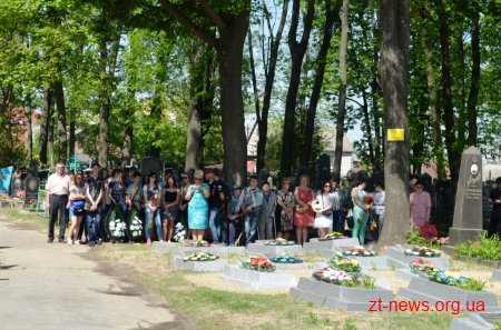 У Житомирі на двох військових кладовищах вшанували пам’ять загиблих в роки Другої світової війни